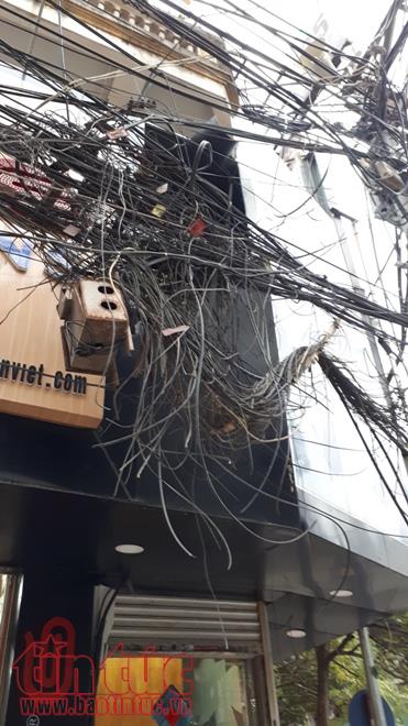 Ngổn ngang cáp viễn thông tại phố Đội Cấn ảnh 6